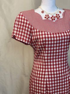 Red and white gingham sheath dress by Beau David. Scalloped neckline, super cool. 1950s Dress Patterns, 1950's Dress, Red Cable Knit Sweater, Red And White Gingham, Red Sleeveless Dress, Scalloped Neckline, Cable Knit Sweater Dress, Gingham Shorts, Adored Vintage