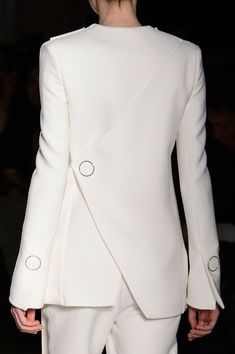 White jacket with contemporary cut & button accents; fashion details // Gabriele Colangelo Fall 2015 Fall Coats, Fall Fashion Coats, White Suit, Vestidos Vintage, Abaya Fashion, White Jacket, White Fashion