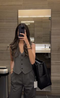 Corporate World Aesthetic, Corporate Bags Women, Corporate Women Aesthetic, Classy Restaurant Outfit, Corporate Aesthetic Woman, Summer Internship Outfits, Architect Style Outfits, Tiana Pfp, Workplace Outfits