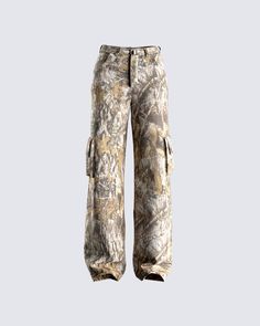 Who said blending in was an option 😏 It will be impossible to hide your fierceness in these camo twill pocket pants. Constructed from washed twill fabric, and complete with an all-over camo print, cargo pockets, and a relaxed fit 💚 The print is randomly placed so each garment will be uniquely different 😚 Cargo Pants Xs, Pink Hunting Gear, Camo Sweat Pants, Low Rise Camo Cargo Pants, Ross Finds Clothes, Camo Shirt Outfit Women, Cloudy Weather Outfit, Camo Cargo Pants Women, Camo Pants Women