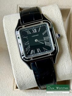 El Cartier Santos se introdujo en 1911 y se considera el primer reloj de pulsera para hombre. Fue diseñado por Louis Cartier y recibió su nombre en honor al pionero de la aviación Alberto Santos-Dumont, después de que usara los primeros prototipos del reloj durante sus vuelos. El diseño de caja cuadrada era único para la época y los tornillos expuestos alrededor del bisel sostenían el vidrio en su lugar y estaban destinados a parecerse a las patas de la Torre Eiffel. Combinado con un dial altame Vintage Cartier Watch With Chronometer, Luxury Black Cartier Watch, Vintage Cartier Watch With Rectangular Dial, Vintage Black Watch With Diamond Hour Markers, Black Cartier Watch Accessories For Formal Occasions, Formal Black Cartier Watch Accessories, Classic Black Watch Bands With Palladium Hardware, Cartier Rectangular Analog Watch, Modern Cartier Analog Watch