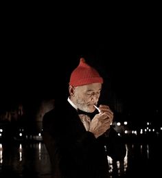 Bill Murray - Life Aquatic with Steve Zissou "O Grande Hotel Budapeste" e os filmes com apelo estético: http://www.tendere.com.br/blog/2015/03/05/o-grande-hotel-budapeste-e-os-filmes-com-apelo-estetico/ Steve Zissou, Life Aquatic, Bill Murray, Red Hat, Water, Red