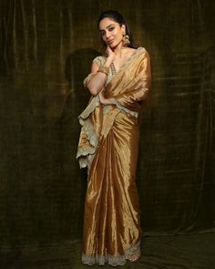 Shobhitha dulipala Reception Saree Look, Organza Blouse Designs, Gold Tissue Saree, Reception Saree For Bride, Gold Silk Saree, Saree Indian Wedding, Reception Saree, Golden Saree, Mehendi Outfits