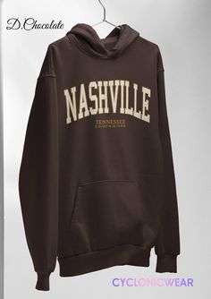 Nashville Tennessee Vintage Style College Hoodie Sweatshirt Perfect for any situation, these heavy blend hooded sweatshirts are pure comfort. Made from a polyester and cotton combination which helps designs come out looking fresh and beautiful. The collar is ribbed knit, so it retains its shape even after washing. There are no itchy side seams on these sweaters. SIZING: Sweatshirts are unisex regular fit. Pick your usual size for a normal fit or size up for a more relaxed feel. Please check size Fan Souvenir, Nashville Travel, Style College, College Hoodies, College Sweatshirt, College Team, Nashville Tennessee, College Student, Sports Fan