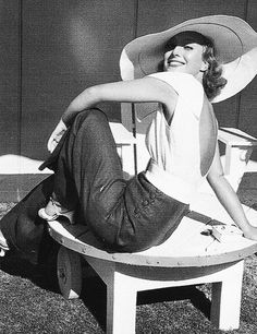 Joan Crawford. she's gorgeous. Klasik Hollywood, 30s Fashion, Design Moda, Katharine Hepburn, 40s Fashion, Joan Crawford, Retro Mode, 1930s Fashion, Estilo Chic