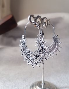 African geometric silver plated earrings SIZE: 48 mm x 38 mm. YOU CAN FIND SOME SIMILAR MODELS IN: https://www.etsy.com/es/listing/483419991/pendientes-tribal-espiral-brass-earrings?ref=shop_home_active_1&frs=1 https://www.etsy.com/es/listing/702446473/pendientes-bohemios-ethnic-earrings-gold?ref=shop_home_active_6&frs=1 https://www.etsy.com/es/listing/701692855/pendientes-tribales-gold-earrings-ethnic?ref=shop_home_active_7&frs=1 SHIPPING: I use certified mail for my shipments. You Silver Alloy Hoop Earrings As Gift, Summer Silver Alloy Earrings, Silver Hoop Earrings In Alloy, Handmade Alloy Earrings As Gift, Handmade Alloy Drop Earrings, Silver Alloy Drop Earrings, Metal Teardrop Jewelry With Intricate Design, Nickel-free Silver Alloy Hoop Earrings, Summer Alloy Jewelry Gift