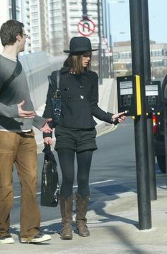 At the crosswalk... Keira Knightley Style, Outfits 2000s, 2010s Fashion, Fall Lookbook, Just Style, Keira Knightley, Mens Fashion Streetwear, Fashion Inspiration Design, Edgy Fashion