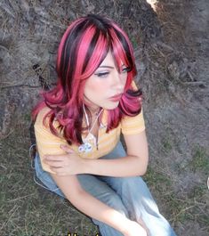 Short Hair Skunk Highlights, Draculaura Hair Aesthetic, Hair Dye Aesthetic Ideas, Unique Hair Dye Ideas For Black Hair, Pink And Black Mullet, Draculaura Hair Short, Blonde And Hot Pink Hair, Draculaura Hairstyle, Pink Stripes Hair