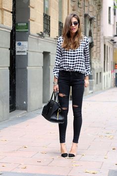 Fall / Winter - street chic style - black and white plaid shirt - gingham shirt + black ragged skinnies + black stilettos + black handbag + black sunglasses Gingham Outfit, Walking Down The Street, Black Ripped Jeans, Checkered Shirt, Sport Chic, Inspired Outfits, Street Chic, Look Chic