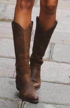 Cowboy Boots Aesthetic, Brown Cowboy Boots Outfit, Women Cowboy Boots, Cowgirl Boots Brown, Brown Cowgirl Boots, Cowboy Aesthetic, Fashion Cowboy Boots, Bota Country, Brown Cowboy Boots