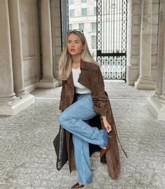 Austin Outfits Fall, Austin Outfits, Long Suede Coat, Long Leather Coat, Winter Outwear, Retro Jacket, Coat Outfits, Moda Vintage, Mode Inspo