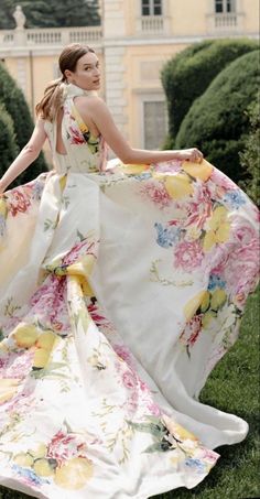 Pastel Midi Dress, Floral Ball Gown, Floral Wedding Dress, Capsule Outfits, High Neck Sleeveless, Silk Gown, Floral Fashion, Monique Lhuillier, Outfits Casuales