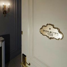 a door with a sign on it that says dor suite