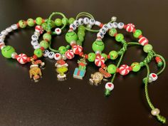 Magnifiques bracelets Grinch Charm 😍🥰 Les charms cadeaux sont en rupture de stock pour le moment Des bracelets de Noël mignons et amusants ! Ils peuvent être personnalisés. Si vous préférez un nom différent de GRINCH, ajoutez simplement le nom que vous désirez dans la « note au vendeur » et je me ferai un plaisir de le faire. Merci pour votre soutien ️🥰 Taille : La taille des bracelets est de 6 à 6,5 pouces (environ 10 à 11 pouces lorsqu'il est complètement ouvert) si vous souhaitez une taill Christmas Beaded Bracelets, Holiday Bracelets, Christmas Bracelet, Christmas Bead, Pretty Bracelets, Christmas Jewelry, Charm Gift, Gifts Holiday, Bracelet Gift