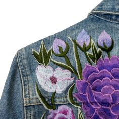 Chaqueta de mezclilla Carmen chaqueta de jean con bordado | Etsy Spring Blue Denim Jacket With Custom Embroidery, Embroidery Jeans Jacket, Boho Coat, Blue Denim Jacket, Painted Denim, Light Blue Denim, Single Flower, Handmade Boho, Beautiful Embroidery