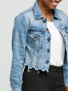 Outfit Necessities, Swaggy Fits, Zara Denim Jacket, Flamboyant Gamine, Jobs For Women, Denim Jacket Outfit, Denim Fashion Women, Denim Projects, Crop Jean Jacket