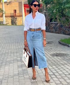 Long Denim Skirt Outfit, Jean Skirt Outfits, Mode Tips, Denim Skirt Outfits, Denim On Denim, Long Denim Skirt, Outfit Jeans, Denim Skirts, Denim Midi Skirt