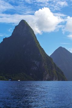 the mountains are next to each other on the water