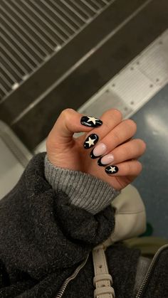 Nailart with stars black and white nails Black Nail White Star, Black And White Stars Nails, Black Nails Star Design, Black And White Nail Inspo Short, Black And White Funky Nails, Black Star Nail Designs, White Nails Black Stars, Black Nails White Stars, Black Nail Designs Summer