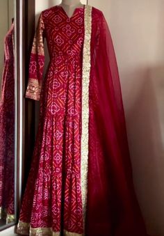 Bandini Suit Design, Bandhani Long Dress, Red Bandhani Anarkali Dress, Chunari Dress Designs, Red Chundri Dresses Ideas, Bandhej Gown Designs, Chunari Suit Designs, Bandhani Saree Dress Design Ideas, Rajasthani Kurti Design