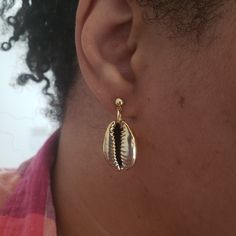 Gold Coated Cowrie Shell Stud Handmade Made to order Length: ½ an inch Color: gold chrome 18 k gold plated stud Coated cowrie shells Cowrie Shells, Gold Chrome, Cowrie Shell, Jewelry Crafts, 18k Gold, Shells, Gold Plate, Plating, Stud Earrings