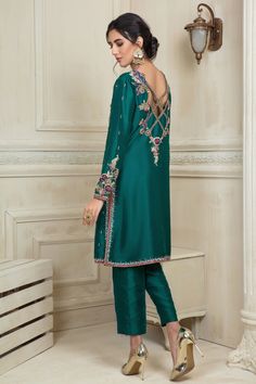 Minimal Embroidery, Casual Bridal Dress, Print Shirts Women, Color Peacock, Latest Dress Design, Pakistani Fashion Party Wear, Dress Neck Designs, Dress Design Patterns, Sleeves Designs For Dresses