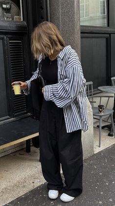 Feminine Tomboy Style, Black Shirt Outfit, Black Shirt Outfits, Flare Black Pants, Oversize Tshirt Outfits, Women Outfit, Matches Fashion, Tomboy Fashion, Tshirt Outfits