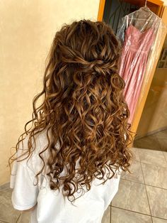 Cute Wedding Hairstyles For Curly Hair, Bridal Wedding Hair Down Curls, Long Hair Curly Wedding Hairstyles, Curly Hair Wedding Half Up, Natural Wavy Wedding Hairstyles, Hairstyle Curly Hair Wedding, Curly Bridal Hair Half Up, Bridesmaid Hairstyles Half Up Half Down Curly, Long Curly Hair Bridesmaid Styles