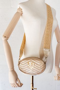 Pamela Bag - Gold Genuine Leather Adjustable 5" x 7" Gold Heart Incluye correa y strap. Chic Detachable Bag Strap, Chic Crossbody Bag Strap With Removable Pouch, Chic Crossbody Bag Strap With Gold-tone Hardware, Trendy Gold Shoulder Bag With Detachable Strap, Chic Beige Crossbody Bag Strap, Chic Everyday Bag Strap With Zipper Closure, Chic Everyday Bag Strap With Zipper, Chic Adjustable Crossbody Bag Strap, Chic Gold Bag With Adjustable Strap