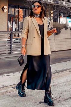 Leather Jacket And Combat Boots Outfit, Doc Martins Business Casual, Black Dress With Shoes Outfit, Alternative Classy Outfits, Business Casual Shoes Winter, Long Dress And Boots Outfit Winter, Styling Ankle Boots With Dresses, Chic Boots Outfit, Long Combat Boots Outfit