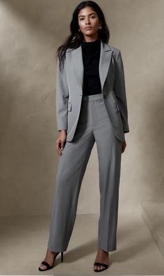 Grey tailored suit from Banana Republic. Suit consists of a blazer and matching high waisted, straight leg pants. "Womens fit". Color light grey heather Outfit Formal Mujer, Fashion 60s, Attorney Outfit, Business Professional Outfits, Lawyer Outfit, Fest Outfits, Blazer Outfits For Women, Business Attire Women, Fashion 90s