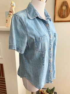 1990's Levi's women’s blue cotton denim top. Very Good condition, size M (6 - 8). Detailed measurements:Bust - 38 inchesWaist - 35 inchesShoulder - 14.5 inchesBody Length - 22 inchesSleeve Length - 8.5 inchesFeatures:-Fitted with darts front and back-Levi's buttons up the front-Chest Pockets-Soft cotton denim Levis Shop, Levis Women, Denim Top, Denim Button Up, Short Sleeve Shirt, Button Up Shirts, Button Up, Denim Shorts