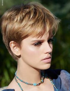 Le carré dynamique - 20 coupes pour cheveux fins qui rajeunissent - Short Sassy Haircuts, Sassy Haircuts, Great Haircuts, Cool Short Hairstyles, Haircut For Older Women, Short Pixie Haircuts, Short Pixie Cut, Trendy Haircuts, New Haircuts