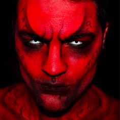 Costume Halloween Homme, Guys Halloween Makeup, Devil Makeup Halloween, Mens Halloween Makeup, Demon Makeup, Devil Makeup, Creepy Halloween Makeup, Devil Halloween, Halloween Makeup Scary