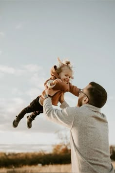 Family Dancing Photography, Family Photography Mountains, Natural Family Photos, Fall Family Photoshoot Ideas, Toddler Family Photos, Family Photoshoot Outdoor, Family Of 3 Photoshoot, Cute Family Photos