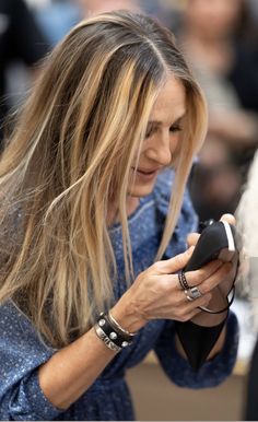 Sjp Hair Color, Sarah Jessica Parker Hair And Just Like That, Long Hair In 40s, Sarah Jessica Parker Hair 2023, Carrie Bradshaw Hair Color, Sara Jessica Parker Hair, Sarah Jessica Parker Hair Color, Sjp Hair, Sarah Jessica Parker Hair