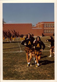 Amherst Football Cheerleaders, Mid-1970s | Flickr - Photo Sharing! Plaid skirts and saddle shoes, awesome. 90s Cheerleader Aesthetic, Vintage College Aesthetic, 1970s Photos, Cheerleader Uniforms, Football Cheerleaders, 70s Aesthetic