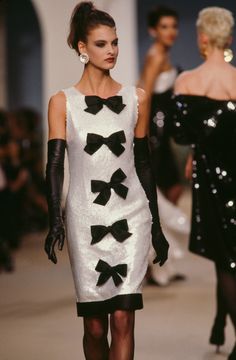 Coco Chanel Fashion, Chanel Runway, 80’s Fashion, 90s Runway Fashion, Runway Outfits, Chanel Style, Chanel Couture, Chanel Haute Couture