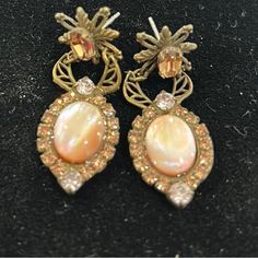 Just A Lovely Vintage Sorrelli Earrings From The ‘80s. These Are Only About 1” In Length And Have A Slight Patina To The Antiqued Gold Sorrelli Finish That Looks Incredible With The Light Colorado Topaz Swarovski Crystal And The Blush Tone Mother Of Pearl Cabochon Stone. Just A Great Neutral Pair Of Vintage Sorrelli Earrings. Sorrelli Pouch & Artist Info Card Vintage But New 2e Retro Clip-on Earrings For Party, Vintage Clip-on Earrings For Evening, Retro Earrings For Evening, Vintage Jeweled Earrings For Gifts, Vintage Dangle Earrings For Evening, Retro Earrings For Vintage Events, Ornate Clip-on Earrings For Formal Occasions, Ornate Clip-on Earrings For Evening, Vintage Jeweled Clip-on Earrings For Evening