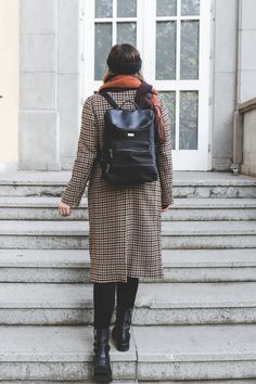 Alltagsoutfit mit Thorvald Backpack, Casual Chic, enthält Werbung, Mantel klassisch, Stirnband, Turtleneck, Rollkragenpullover, Zign Stiefelletten,Thorvald Rucksack, schwarze Hose, Karo Mantel, karierter Mantel, Modetrends Herbst Winter 2018/19, Modetrends 2018, Modetrends 18/19, Mode und Styling Tipps, Modeblogger, Modeblog, Fashion Blog, Outfit Blog, Streetstyle Blog, www.kleidermaedchen.de, #thorvald #outfit #alltagsoutfit #Mantel #Stirnband #turtleneck #karomuster #outfit #streetstyle Lifestyle Magazine, Looks Style, Winter Outfit, Black Backpack, Style Board, Lifestyle Blog