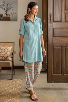 Roll up sleeves, a full front open shirt and printed inner trims with a curved hemline make this textured shirt unique and interesting. Women Shirt Designs, Short Kurti Designs, Cotton Tops Designs, Design Kurta, Stylish Kurtis Design, New Kurti Designs, New Kurti, Simple Kurta Designs, Open Shirt