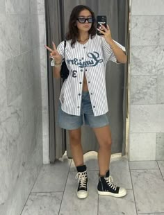 Vintage Baseball Jersey Outfit, Baseball Shirt Outfit Women Aesthetic, Open Jersey Outfit Women, Baseball T Outfit, Vintage Baseball Outfit, Open Baseball Jersey Outfit Women, Button Jersey Outfit, Button Up Jersey Outfits Women, Baseball Top Outfit Women