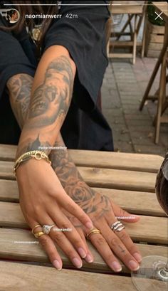 Unisex Tattoos, Minimal Tattoo Designs, Minimal Tattoo Ideas, Sleeve Ideas, Stylist Tattoos, Top Tattoos, Dainty Tattoos, Dream Tattoos, Hand Tattoo