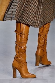 Cooler Style, High Heeled Boots, Womens Chunky Heels, Knee High Leather Boots, Womens Shoes High Heels, 2019 Fashion, Vogue Paris, High Heel Boots, Beautiful Shoes