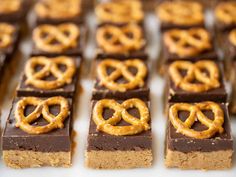 chocolate and pretzels are arranged on top of each other to make these treats