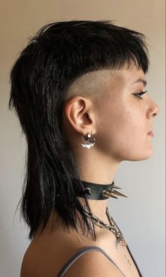 Trendy Mullet For Women, Mohawk Mullet Woman, Mullets On Women, Undercut Mullet Women, Women’s Mullet, Colored Mullet, Mullet Shaved Sides, Mullet Tomboy, Goth Mullet