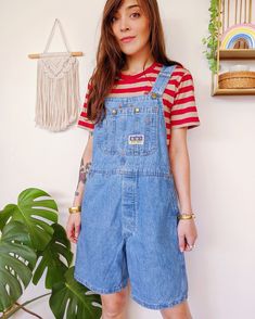 Light blue denim overalls from the 90s. The straps are adjustable. Two large pockets on the sides and one at chest level. Well cut, it is pleasant to wear and perfect for summer! Estimated size M/L (but check measurements please) The model is 1m70 tall and weighs 50kgs and generally wears M on the top and XS on the bottom. The overalls suit him well, with a desired oversized effect. * FLAT MEASUREMENTS: Waist width: 46cms Waist length --> crotch: 30cms Total length: 93cms * CONDITION : Very good Jean Short Overalls, Womens Overalls, Jumpsuit Vintage, Shorts Overalls, Oversized Jeans, 80s Outfit, Cotton Jumpsuit, Denim Jean Shorts, Overalls Women