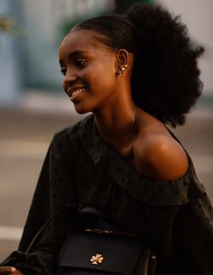 The Best Street Style Looks From Lagos Fashion Week Photos | W Magazine |Ph by Manny Jefferson Lagos Fashion Week, Lagos Fashion, Pelo Afro, The Best Street Style, Style Looks, Best Street Style, Cool Street Fashion, Street Style Looks, Afro Hairstyles