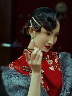 Cny Hairstyle, Qipao Aesthetic, Cheongsam Hairstyle, Japanese Hairstyle Traditional, Vintage Qipao, Chinese Hairstyles, New Year Hairstyle, 1940s Woman