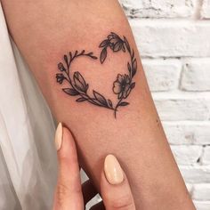 Model Tattoo, Geniale Tattoos, Diy Tattoo, Dainty Tattoos, Girly Tattoos, Tattoos For Daughters, Trendy Tattoos, Tattoo Models, Mini Tattoos